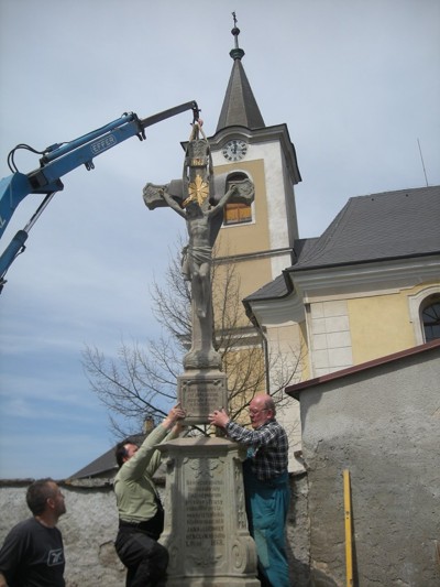 Obnova Ukřižování u kostela sv. Petra a Pavla