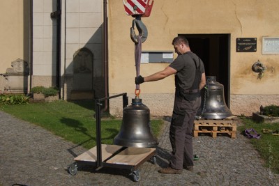 Instalace nových zvonů do věže kostela