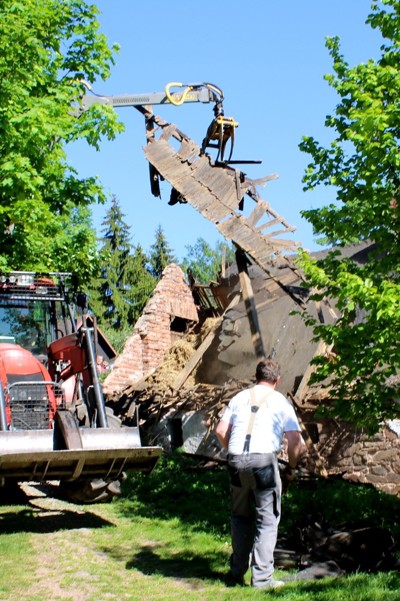 Demolice ruiny domu na Mikulášově kopci