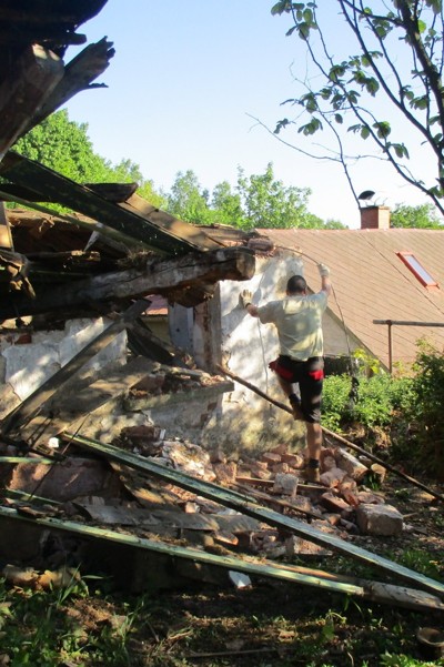 Demolice ruiny domu na Mikulášově kopci