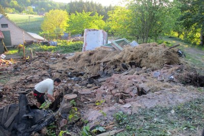 Demolice ruiny domu na Mikulášově kopci