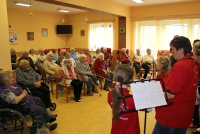 Návštěva dětského sboru v domově důchodců Náchod