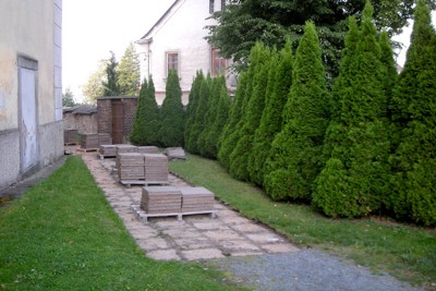 Oprava dlažby u kostela