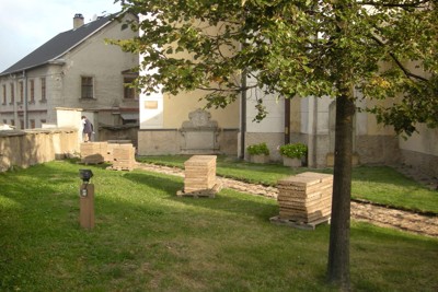 Oprava dlažby u kostela