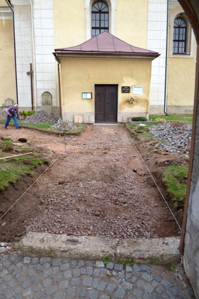 Oprava dlažby u kostela