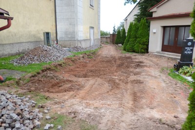 Oprava dlažby u kostela
