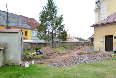 Oprava dlažby u kostela