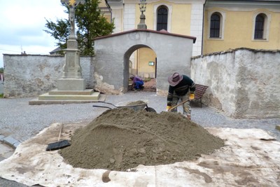Oprava dlažby u kostela