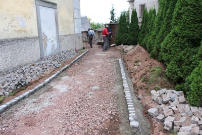 Oprava dlažby u kostela