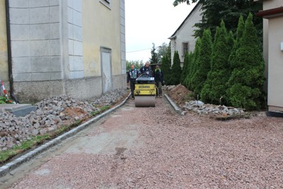 Oprava dlažby u kostela