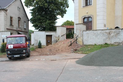 Oprava dlažby u kostela