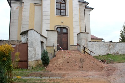 Oprava dlažby u kostela