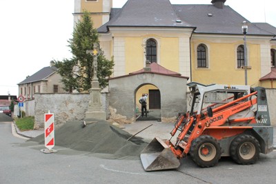 Oprava dlažby u kostela