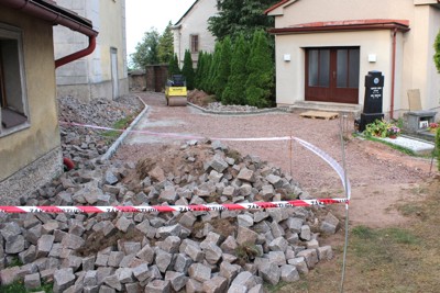 Oprava dlažby u kostela