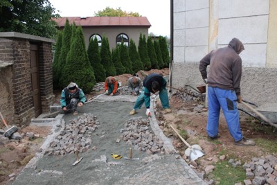 Oprava dlažby u kostela