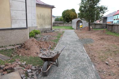 Oprava dlažby u kostela