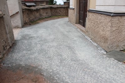 Oprava dlažby u kostela