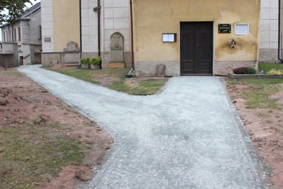 Oprava dlažby u kostela