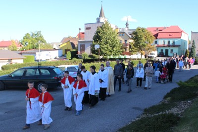 Požehnání obnoveného křížku na Roubalově kopci