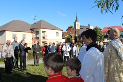 Požehnání obnoveného křížku na Roubalově kopci