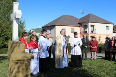 Požehnání obnoveného křížku na Roubalově kopci