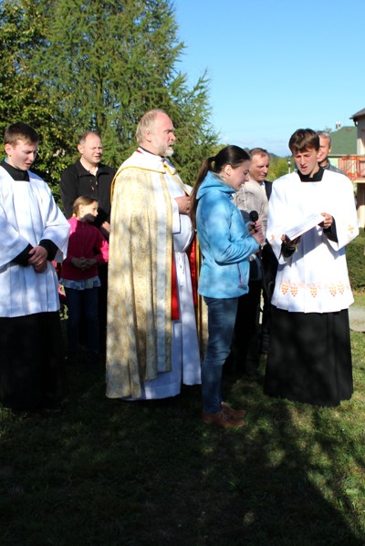Požehnání obnoveného křížku na Roubalově kopci