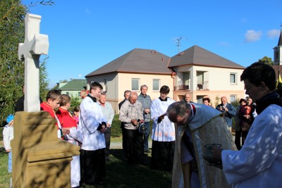 Požehnání obnoveného křížku na Roubalově kopci