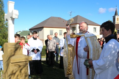 Požehnání obnoveného křížku na Roubalově kopci