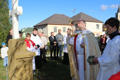 Požehnání obnoveného křížku na Roubalově kopci