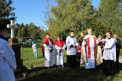 Požehnání obnoveného křížku na Roubalově kopci