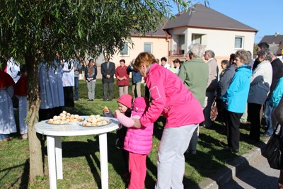 Požehnání obnoveného křížku na Roubalově kopci