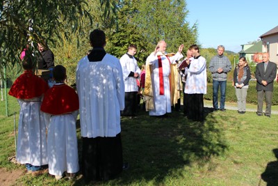 Požehnání obnoveného křížku na Roubalově kopci