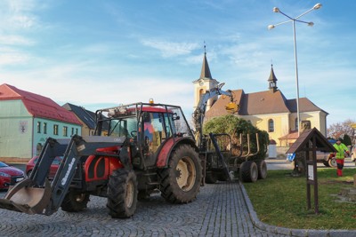 Příprava vánočního stromu na náměstí