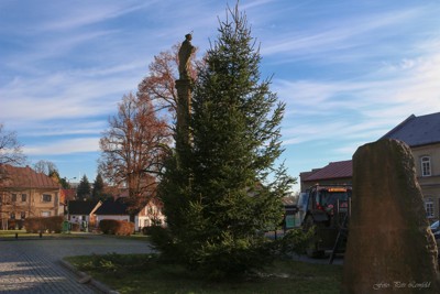 Příprava vánočního stromu na náměstí