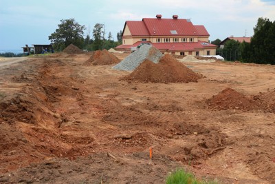 Výstavba nových sportovišť u sokolovny (srpen)