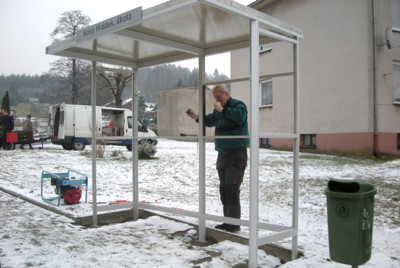 Nová čekárna na zastávce u školy