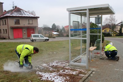 Nová čekárna na zastávce u školy