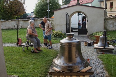 Instalace nových zvonů do věže kostela
