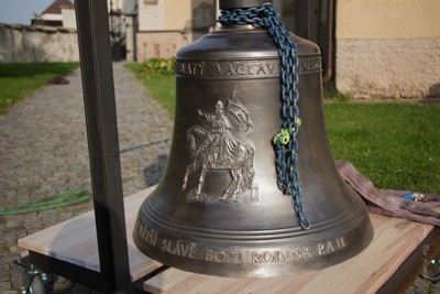 Instalace nových zvonů do věže kostela