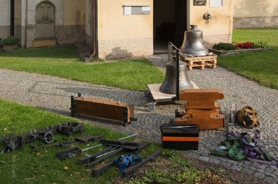 Instalace nových zvonů do věže kostela