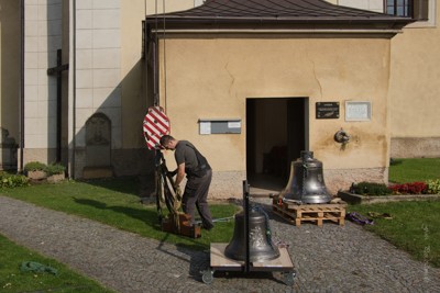 Instalace nových zvonů do věže kostela