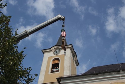 Instalace nových zvonů do věže kostela