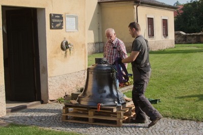 Instalace nových zvonů do věže kostela