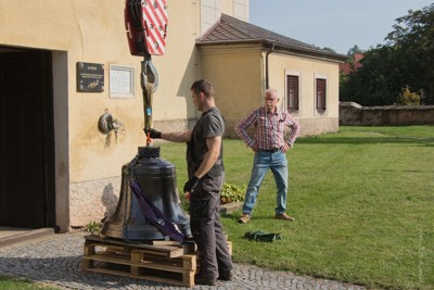 Instalace nových zvonů do věže kostela